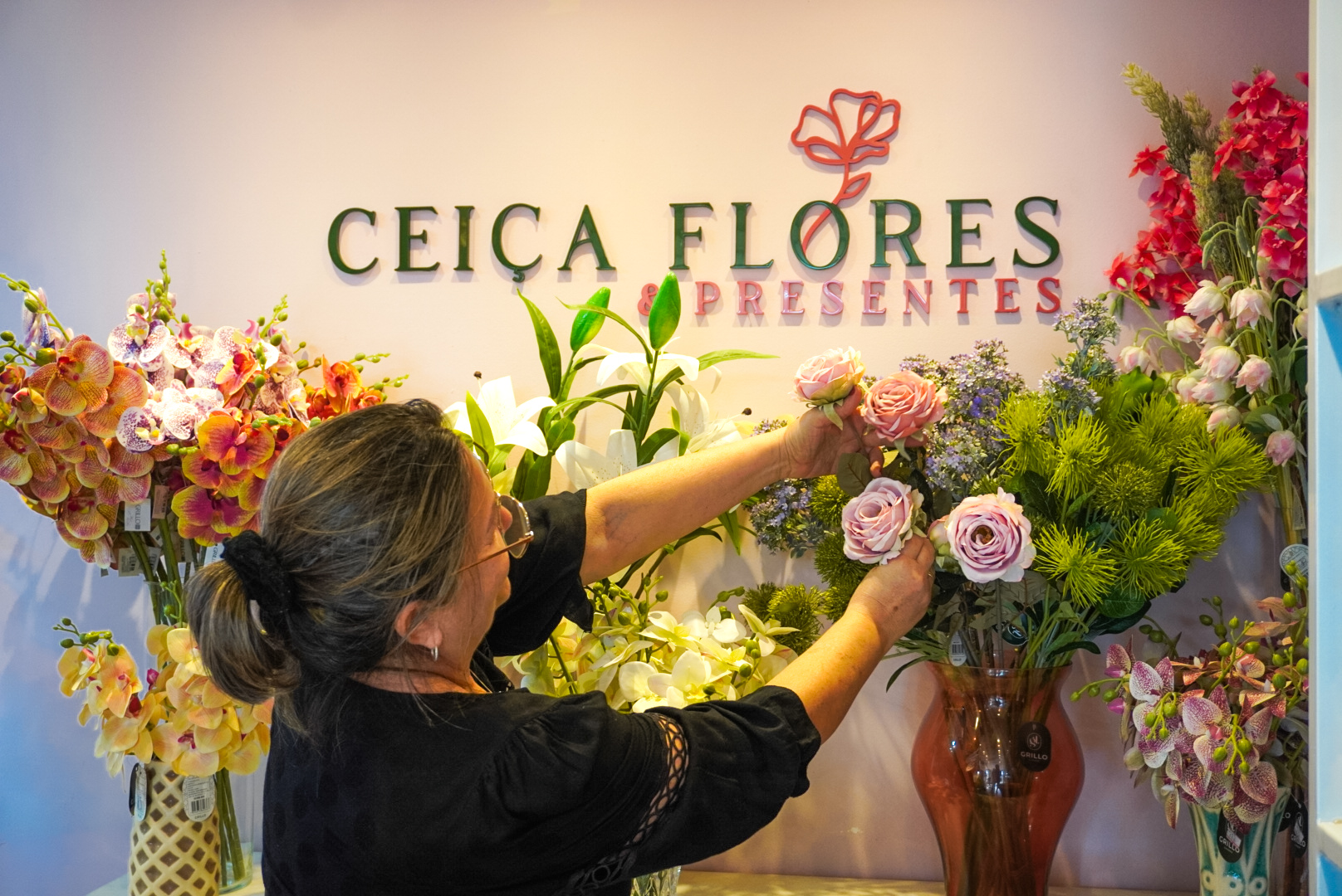 Interior da loja Ceiça Flores em Capim Macio