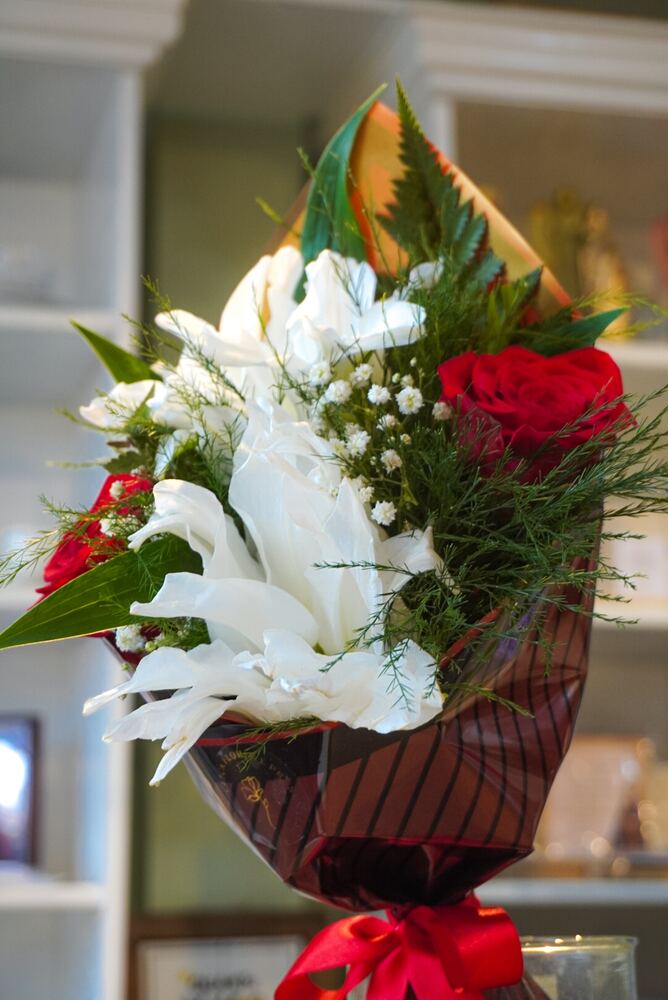 Cesta de café da manhã decorada com flores e presentes