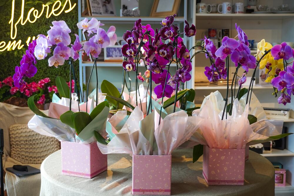 Arranjo floral sofisticado para eventos corporativos em Natal