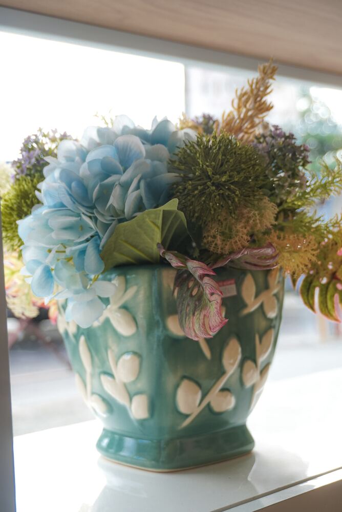 Coroa de flores fúnebre com lírios brancos e crisântemos